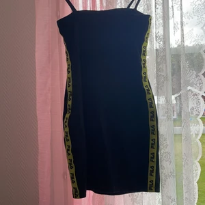 Klänning - Bara provat den men tyckte inte den passade min stil, kostade 600kr ny