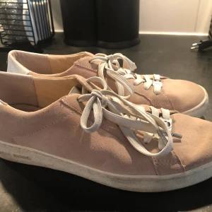 Michael Kors skor rosa/vita  - Strl 38 och hur snygga som helst, väldigt unika. Kommer tyvärr inte till användning längre så hoppas någon annan får nytta av dem, sitter jätteskönt på foten