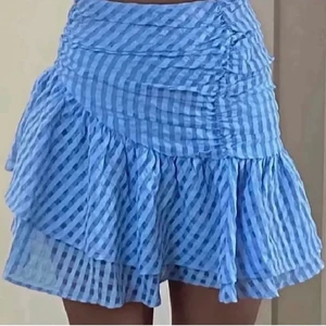 Blå hm kjol - Säljer min fina kjol från hm. Aldrig använd då den är för stor för mig. Fint skick!🌼💖  helt slutsåld i denna storlek av vad jag kan se🙂 (lånad bild)