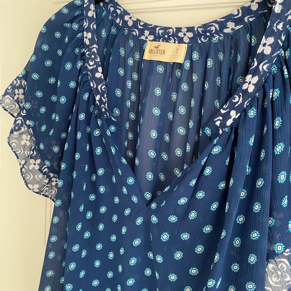 Mönstrad blus från Hollister. Aldrig använd, finns i Malmö. Toppar.