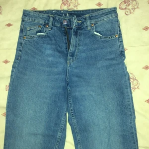 Straight jean  - Byxorna sitter som mom jeans. Säljer pga att jag inte längre använder dom❤️