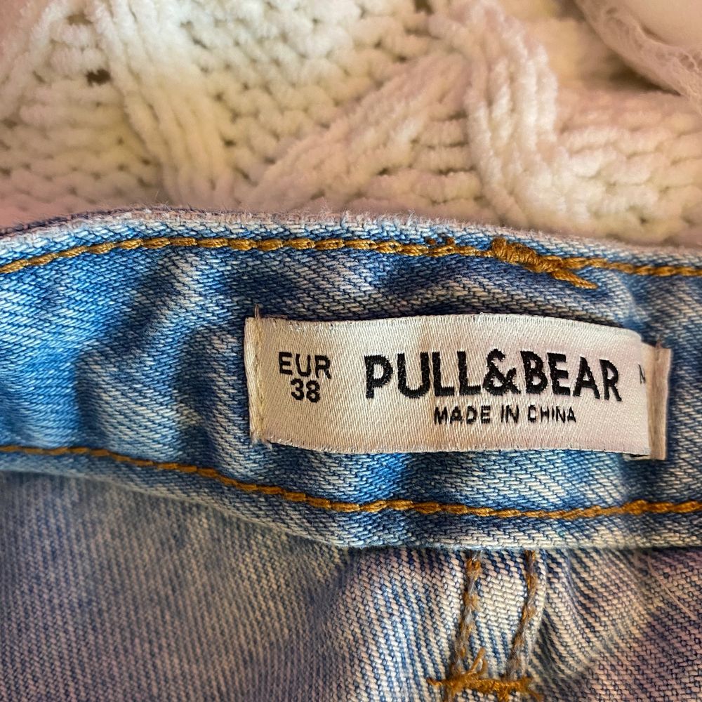 Ljusblå jeans med hål och slitningar från PULL&BEAR, storlek 38. Måttligt använda. Jeans & Byxor.