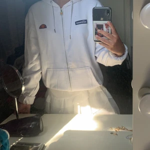 En hoddie - Säljer denna lite större tröjan från ellesse för den inte kommer till användning. Som ni ser på sista bilden är det en fläck men vet inte om man kan tvätta bort den eller inte. Mn om någon är intresserad kan jag ju tvätta den och se!💗💗