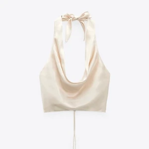 Helt ny Satintröja Zara XS med prislapp - Säljer helt oanvänd satintopp från Zara, endast provad! Pärl/champange färgat satin. Egna bilder fixas! Storlek XS men reglerbara band så passar även S. Kan hämtas i Uppsala eller fraktas 40kr. 150kr eller bud