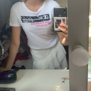 En tröja - Säljer denna tröja från champion för den inte kommer till användning längre men var min favorit tröja innan! För fler bilder eller frågor är det bara att fråga mig så kan jag fixa det❤️