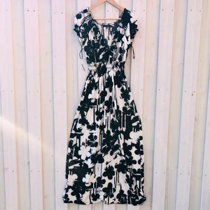 Stella Morgan - Vacker och skön långklänning. Aldrig använd p ga felköp. Köpt för 995 kr för ca 4 år sedan.