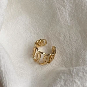 Ringar - Stänger ner nätshoppen och rensar de sista ringarna. Helt nya, få tal kvar!  ( kommer ut fler bilder) OBS! Köparen står för frakt! Storleken är ONE SIZE men jag har ganska stora o breda fingrar och kan ha dem på pekfingret