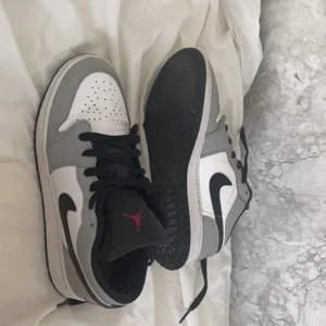 Jordans  - Intressekol på mina jordans då dem inte kommer till andväning så om jag får bra pris så säljer jag. De är 100% äkta och köpta från Restock för 2800kr med frakt. Buda om fler är intresserade. Det är lows som ni kan se