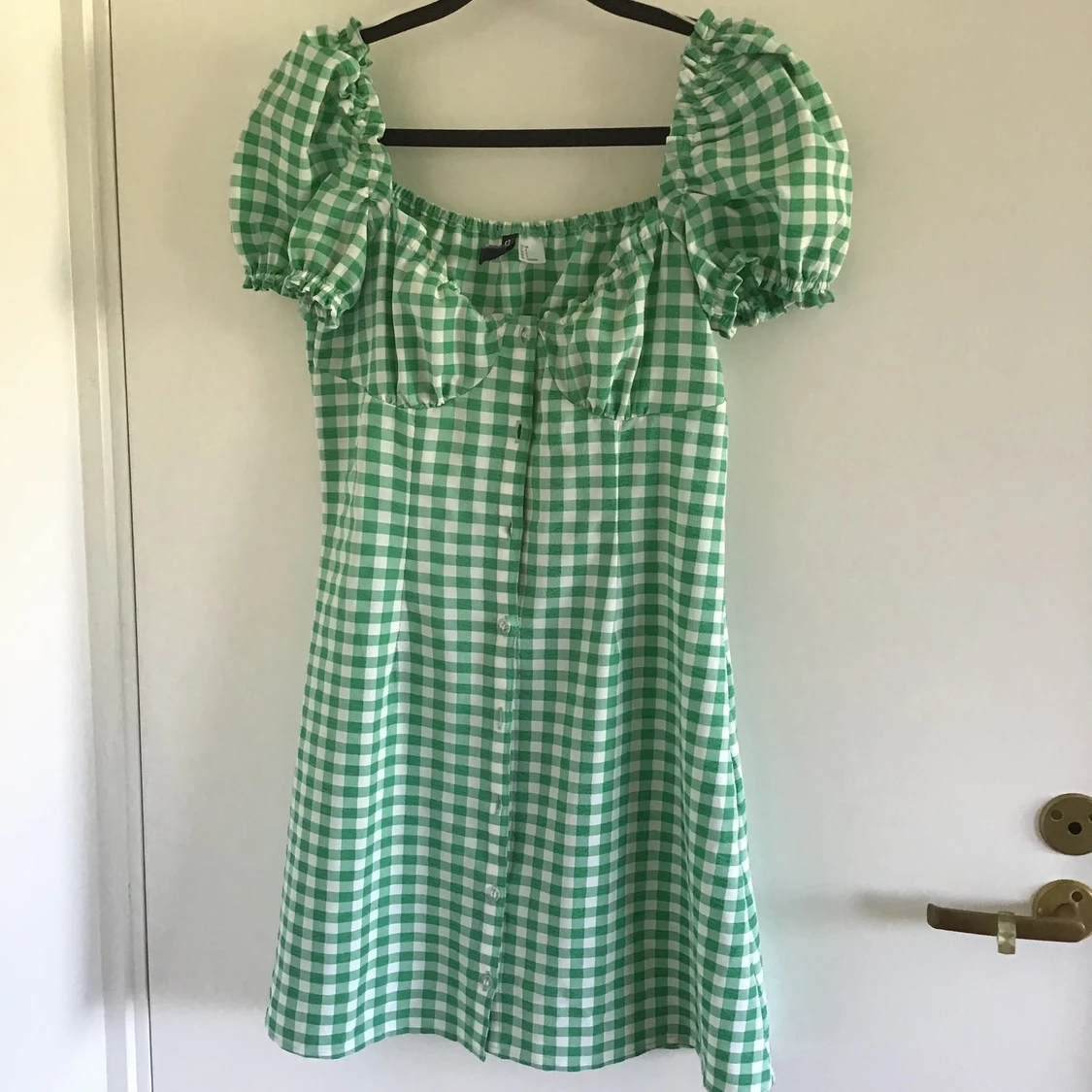 grön-och vitrutig klänning
