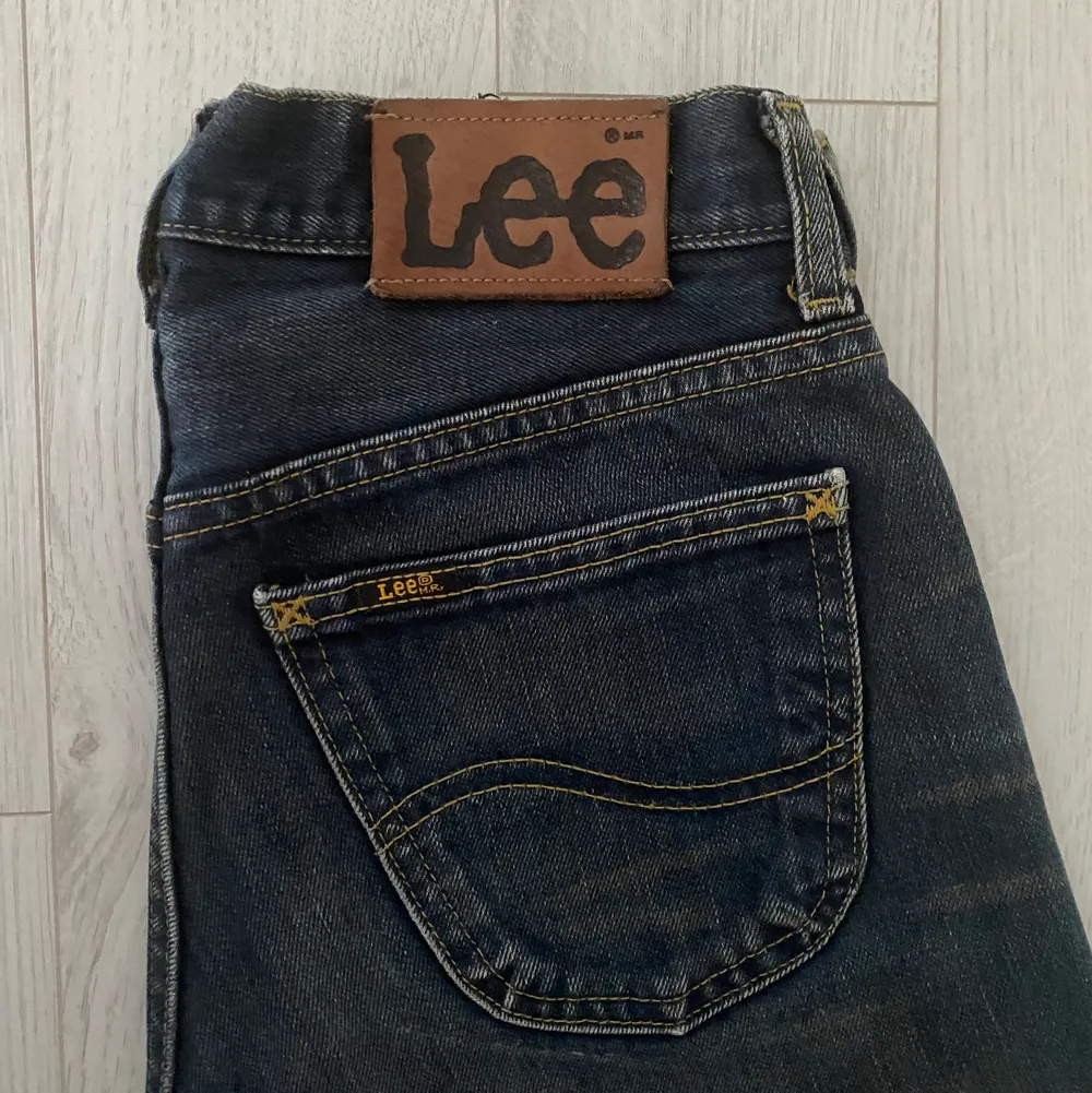 Lee märkesjeans med cool knäppning och brodyr på bakfickorna. Midjevidd 28, längd 34 inches. Alla fickor är fungerande och plagget är i nyskick. (Budgivning vid fler intresserade!) DMa för fler bilder och frågor❤️ . Jeans & Byxor.