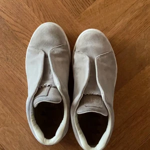 Gråa eytys skor - (Lägger upp igen pga oseriös köpare) Säljer mina gråa eytys stl 37 eftersom de tyvärr har blivit för små. Använda rätt mycket och har lite slitningar men inget som ser konstigt ut alls. Nypris var 1800kr! Buda från 350kr + frakt eller köp direkt för 650 (kan diskuteras)❤️