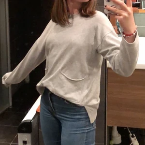 Tunn stickad tröja från Zara - Perfekt för sommarkvällar!! Superfin grå och mjuk stickad tröja. Storlek 13-14 eller 164 cm men sitter som XS. Superbra skick, ser helt ny ut. Säljer pga att den inte används 💓