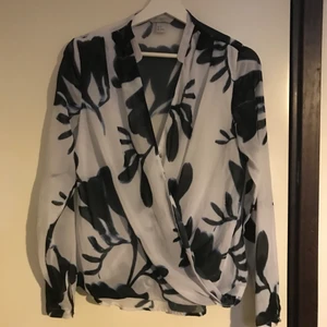 Blus storlek 36 - Snygg knäppning fram. Lite uppdragen fram vilket ger en snygg pösig effekt. 