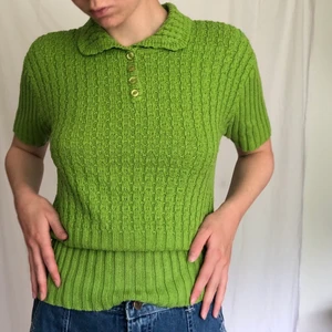 Stickad grön vintage tröja - Säljer denna olivgröna stickade tröjan/koftan, med så fin passform och mönster. Den är vintage från 60 eller 70-talet men väldigt tidlös och trendig. Mycket bra skick!!! Väldigt skönt material som funkar året om. Stl xs-m typ, relativt stretchig. Budgivning vid stort intresse<3333