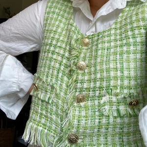 Grön väst - Säljer min superfina väst från zara som passar till både avslappnade och uppklädda outfits! Har endast använt den 2/3 gånger själv och i superfint skick. Den är i storlek L men passar mig som vanligen har s💓