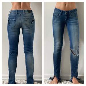 Mjuka och sköna jeans från G-star RAW. Modell midge cody skinny. Sparsamt använda, jättefint skick. Skickas med spårbart paket. 