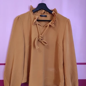 Gul tröja med snörning - Gul tröja med snörning, fläcken går bort i tvätten.