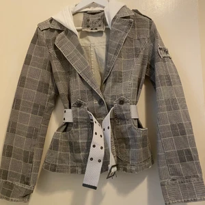 Rutig jacka - Säljer min fina vintage jacka, super bra skick, storlek M men liten i storleken.🤍 Passar S o liten M