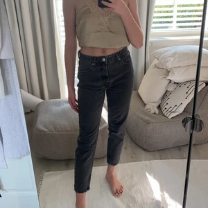 Zara jeans medelmidja  - Säljer dessa as snygga mörk gråa jeans med medelmidjan från zara!⚡️🤪