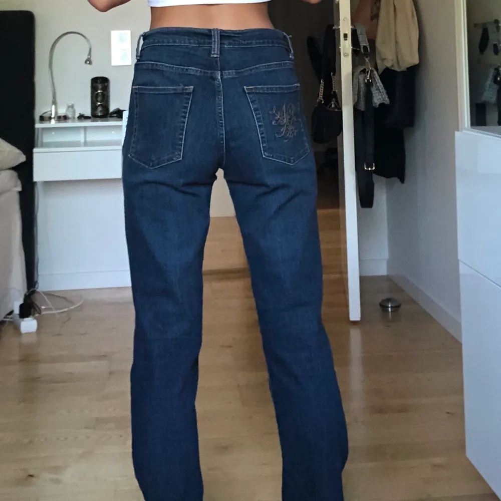 Intressekoll på dessa lågmidjade jeans, är lite för stora på mig i midjan men är osäker på om jag tycker det är värt att sy in så buda! Är 167 och skulle säga att jeans storleken är 26/27 i midjan och 32 i längd! . Jeans & Byxor.