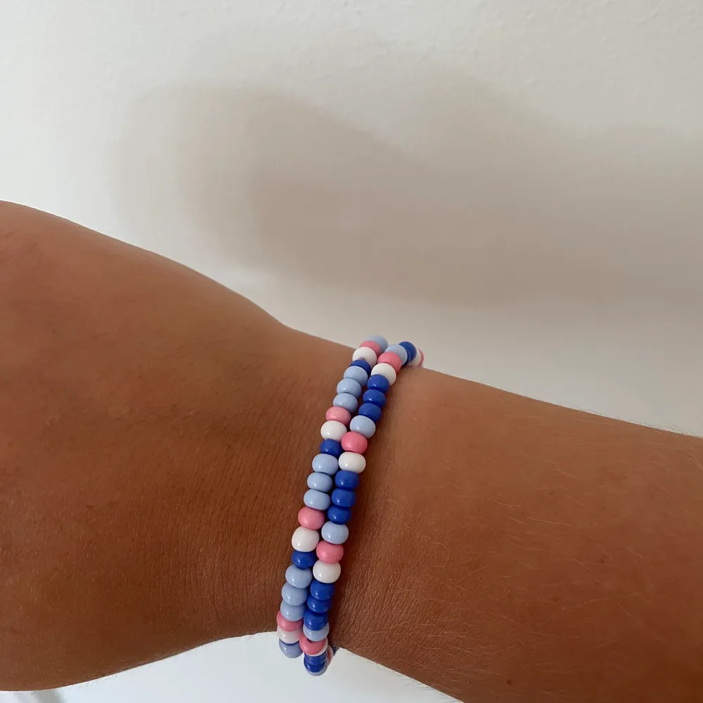 Säljer dessa två armband för 30kr (tillsammans). Man kan köpa ett av dem för 15kr också. Kontakta om du är intresserad av att köpa:). Accessoarer.