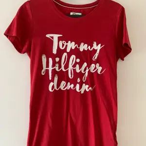 T-shirt från Tommy Hilfiger. Bra skick och sitter fint på kroppen. Säljer då den blivit för liten. Kan mötas upp i Malmö & Vellinge, köparen står för frakten 