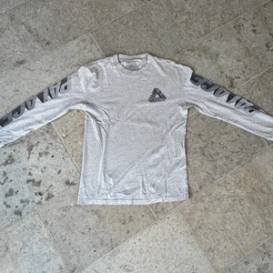 Palace Tri-ferg longsleeve - Palace longsleeve tshirt med najs print på bröst, rygg och armar