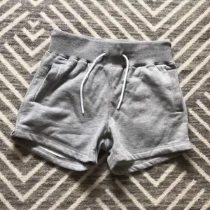 Sprillans nya gråa mjukis shorts säljes. Storleken är S men är mycket mindre som plagg så skulle säga runt XS/S. Tyget är väldigt mjukt och väldigt skönt på både in och utsida samtidigt som de är så himla snygga. Inte använda utan bara provade. 