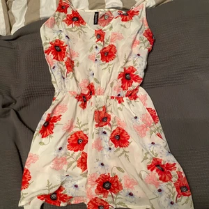 Blommig playsuit  - -Skön tunn blommig playsuit nu till sommaren 🌹 -40kr  -Storlek 38 -Använd men inte jättemycket  -Säljes då den är förliten  -Köpt på H&M -Frakten varierar beroende på om man vill ha det spårbart eller inte💌