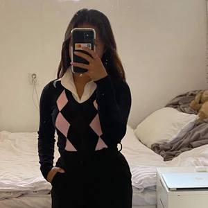 Sweatshirt med krage - Vintage knitted sweatshirt med krage i storlek M💕 Stretchig material som gör att det passar även de som bär storlek S. Kan användas som både topp och klänning (min längd: 150). 