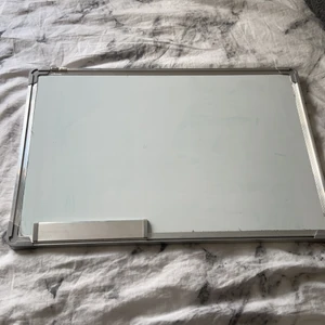 Whiteboard - En fin stor whiteboard säljer för att jag inte använder den mer 