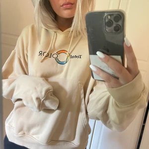 Beige hoodie stl M - En hoddie som är köpt på herravdelningen men det är jag själv som haft den, använd 1-3 ggr