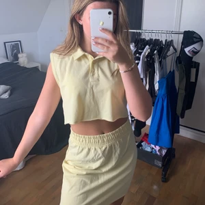 Gult set - Säljer detta gula settet från missguided som inte har kommit till någon användning tyvärr! Funkar även prima att styla de olika plaggen separat💓 Skriv vid intresse, köparen står för frakten :) 