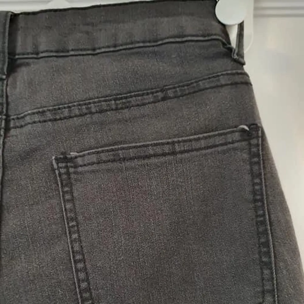 Superfina mörkgrå jeans i storlek 38 från NAKD, säljs pga storleken - aldrig använda. Köparen står för eventuell frakt.. Jeans & Byxor.