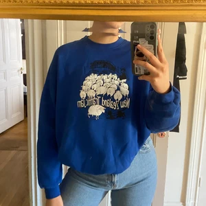 Blå college tröja - snygg oversized tröja med tryck! Säljer för att jag inte längre använder den