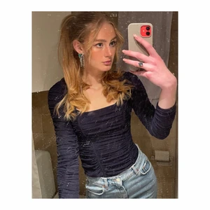 Långärmad body  - Superfin mörkblå body med tunn tyll köpt på zara i vintras, endast använd 2 gånger 🤍