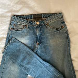 Acne jeans medelhög midja midjemått: 73cm, innersöm: 87cm