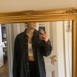 Levis grå denim skjorta - Oversized Levis skjorta, perfekt att ha över tank tops. Säljer för att jag inte längre använder den