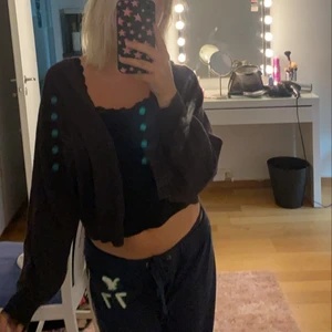 brun kofta  - brun kofta ifrån PullandBear i jätte fint skick! Kan även ha den knäppt som en tröja 💗 (spegeln är smutsig inte tröjan) 