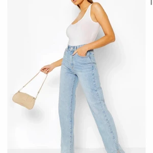 Widé leg jeans  - Ljusblåa wide leg jeans som aldrig är använda och har lappen på! Köpta för 550kr