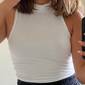 topp - fin croptop från shein i ett SÅ stretchigt och skönt material. Tyvärr kommer inte den till användning då den inte är min stil. Fortfarande i mycket bra skick ✨