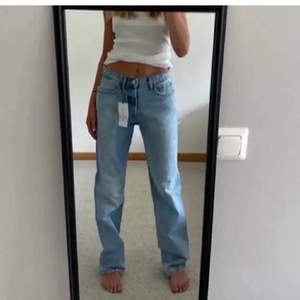 Säljer dessa jeans i 32 och 34 buda i kommentarerna ❤️ mid rise typ inte använda 😘 ( lånad bild ) Buda i kommentarerna