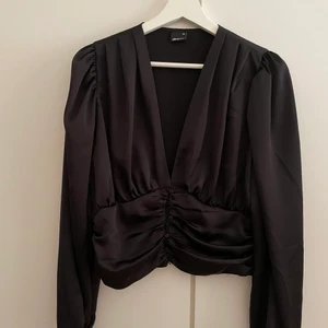 Svart topp  - Svart topp från Gina Tricot i storlek 38🖤 80kr+frakt 