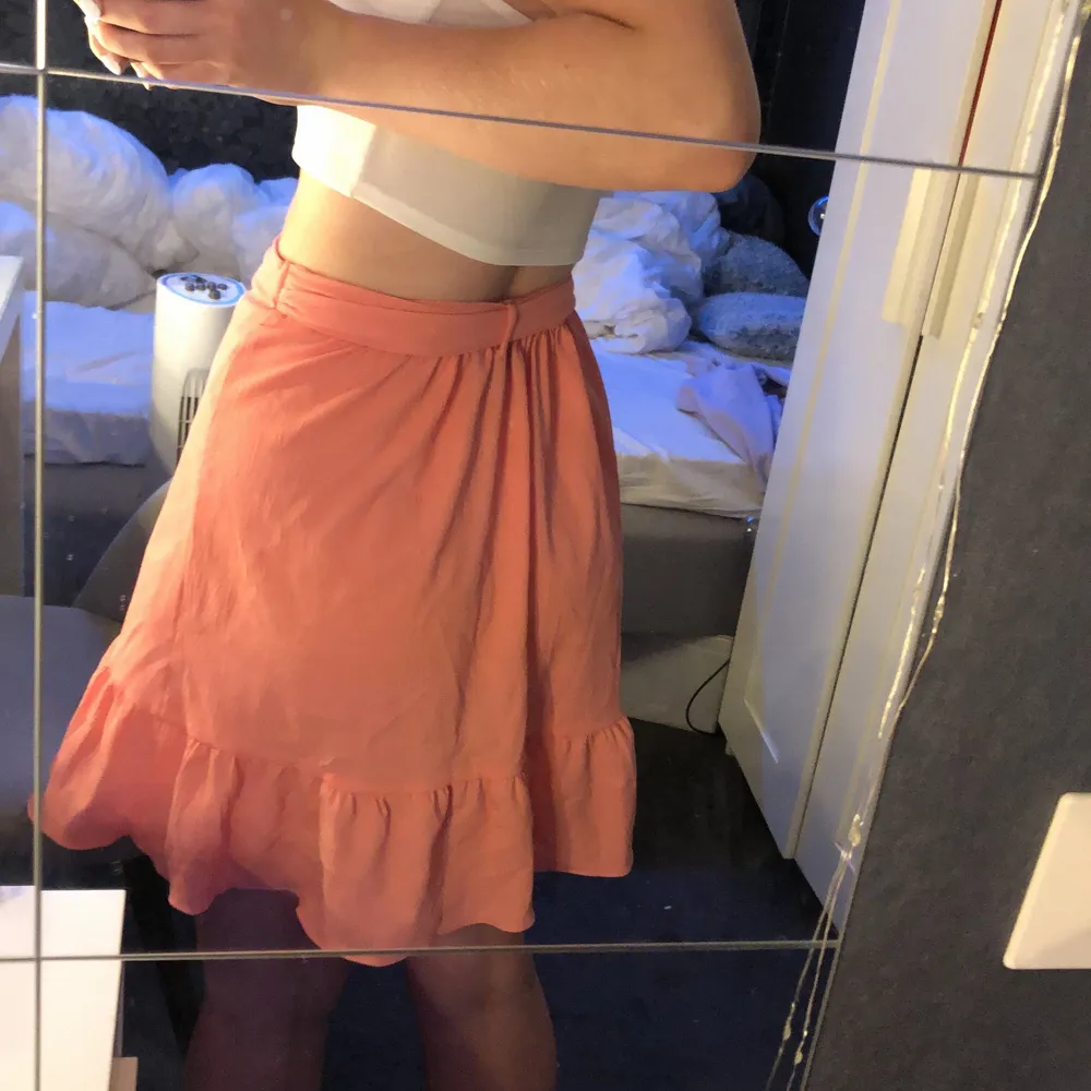 En helt oanvänd volang kjol ifrån Vero moda. Jag säljer den då den aldrig kommit till användning. Kjolen är i Strö / och är ljus korall rosa! Köparen står för frakt. Kjolar.