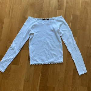 Vit tröja från Bikbok strl M - Vit topp från Bikbok i strl M men skulle säga att den är mer i S. Använd 1 gång