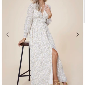 Adoore Napoli Dress Lemon - Säljer min oanvända adoore klänning. Slutsåld på hemsidan. Storlek S. 