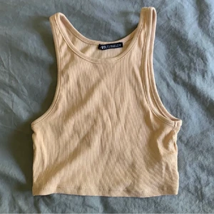 Linne - LÅNAD BILD FRÅN TIDIGARE ÄGARE! Säljer detta linne från zara jag köpte på plick men inte fått så stor användning av som trott! Köparen betalar för frakten och katt finns i hem 💗