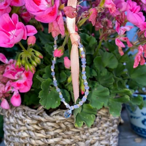 ARMBAND - Jag och min mamma gör armband! Finns i massa olika färger men på bilden ser ni några! Armband med berlock 150kr annars 100kr. Ni kan kollla in vårat Instagram mineasmycken🌼