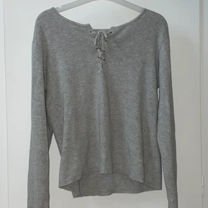 Stickad tröja - Hejsan, säljer denna stickade tröja med lite detaljer vid bröstet. Säljer pågrund av att den inte kommer till användning längre. Köpte för 149kr säljer för 20kr