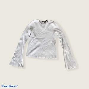 Jätte fin beige tröja från BIGBOK som var använd 1 gång!🤍 bra skick och bra tyg, kostar 45kr + frakt 32kr (postar från polen) storlek- XS🤍KOLLA MINA ANDRA INLÄGG🤍